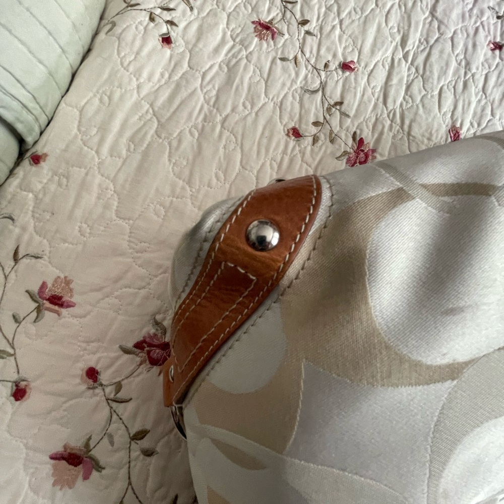 Coach Cream and Tan Leather Shoulder Bag with Slouchy Design - Picture 10 of 10